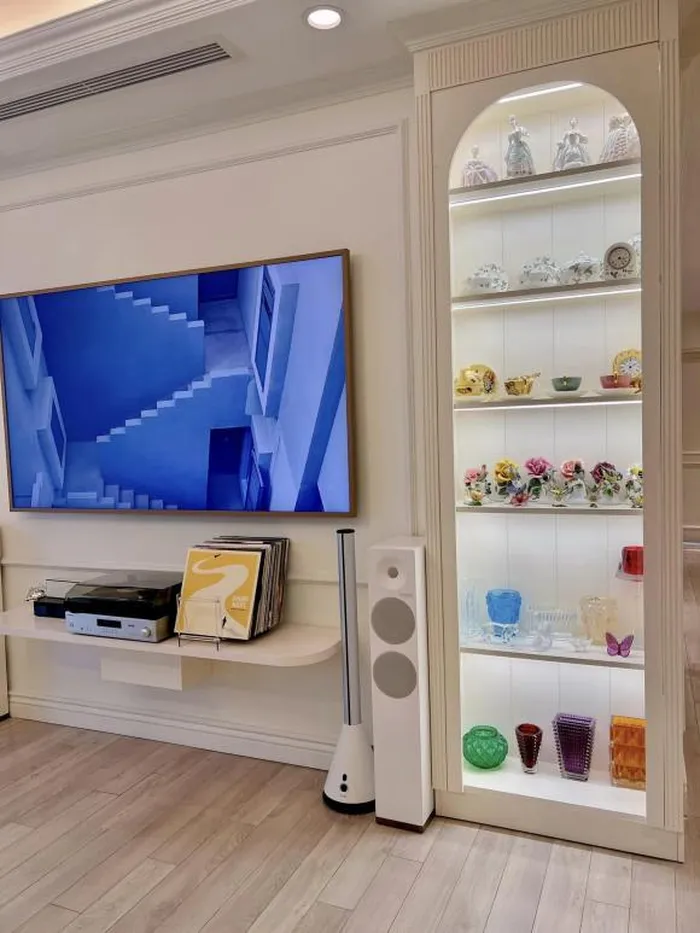 Diva Hồng Nhung khoe cách giấu ổ điện trong penthouse 450m2, gợi nhớ cách giấu đồ trong nhà tài tình của một MC VTV - Hình 6
