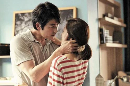 Hàng xóm bất ngờ lắp camera chĩa sang nhà tôi, tôi sang hỏi chuyện thì được mở cho xem đoạn clip phơi bày hành động ám muội của vợ - Hình 1
