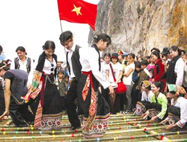 Hấp dẫn và độc đáo hang Bua xứ Nghệ - Hình 1