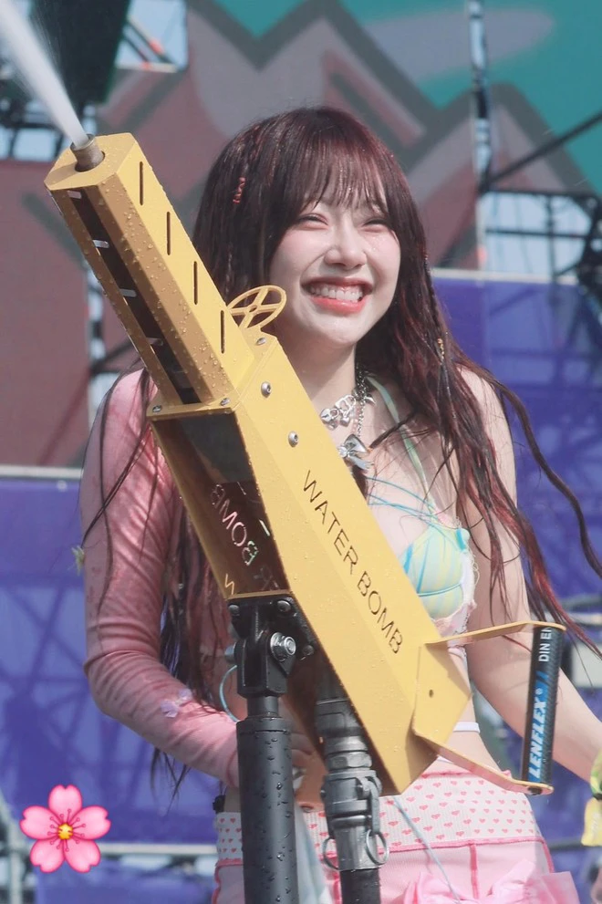 Nữ idol viral rần rần tại Waterbomb 2024: Body bốc lửa nhưng outfit gây tranh cãi - Hình 2