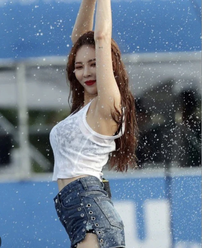 Nữ idol viral rần rần tại Waterbomb 2024: Body bốc lửa nhưng outfit gây tranh cãi - Hình 13