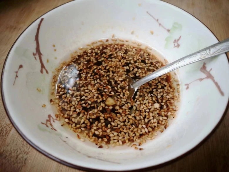 Trời nắng nóng, lấy bắp cải trộn đơn giản thế này được món ăn ngon mát, giải nhiệt chằng cần cầu kỳ - Hình 4