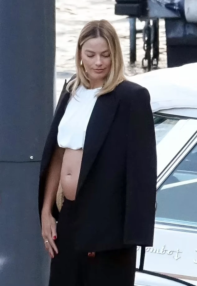 Margot Robbie diện trang phục hở eo, để lộ chi tiết đặc biệt trên cơ thể - Hình 1