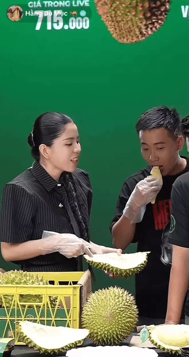 Quang Linh bị chị bán sầu riêng đùa kém duyên, Hằng Du Mục còn sượng trân - Hình 2