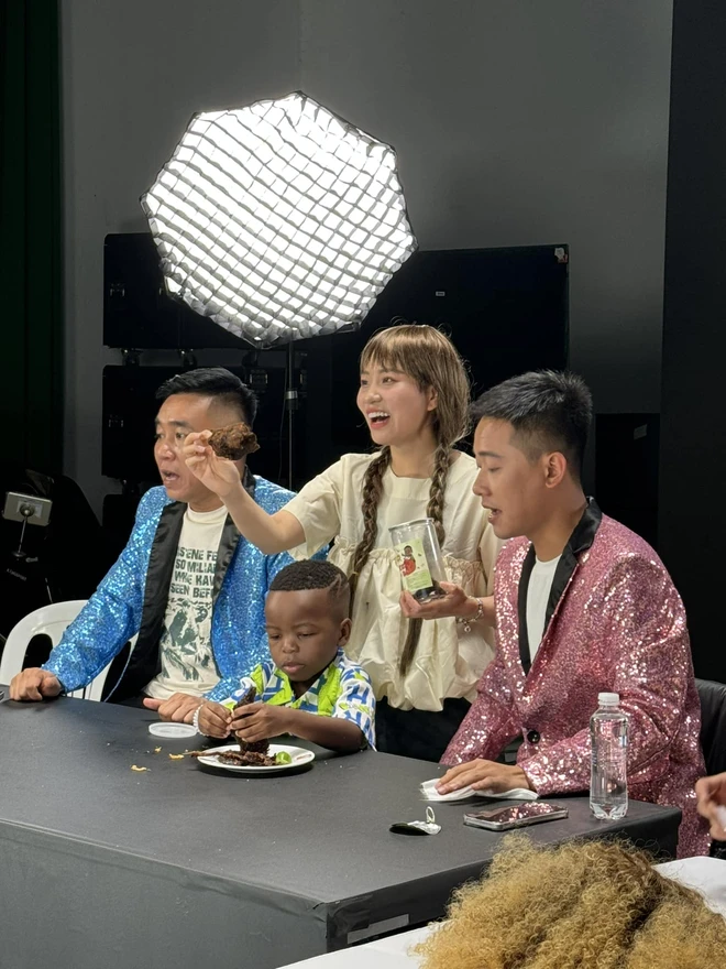 Quang Linh Vlog xấu lạ trong phiên live cuối ở VN, tấu hài cùng Hằng Du Mục - Hình 5