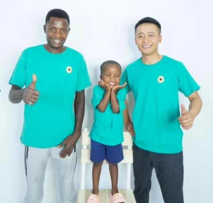 Lindo học Quang Linh Vlogs làm điều hiếm có ở Angola, dự đoán sắp giàu to - Hình 1