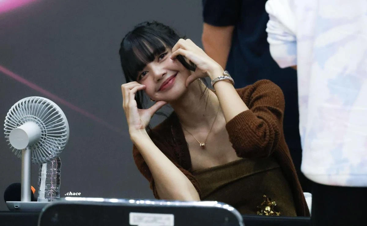 Lisa bị fan ghét bỏ, ngồi cô độc, thẫn thờ nhìn BLACKPINK nhận mưa quà tặng? - Hình 5