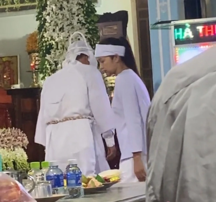 Tang lễ mẹ Ngọc Châu: Dàn Hoa hậu viếng trong đêm, chú chó đội tang xúc động - Hình 3