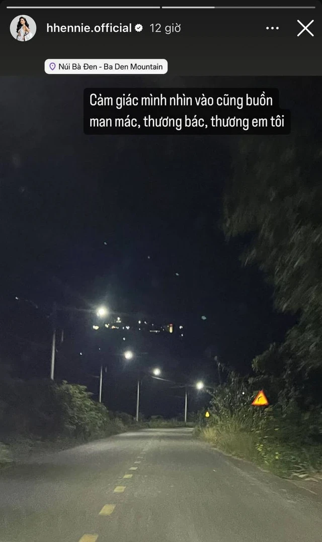 Tang lễ mẹ Ngọc Châu: Dàn Hoa hậu viếng trong đêm, chú chó đội tang xúc động - Hình 4