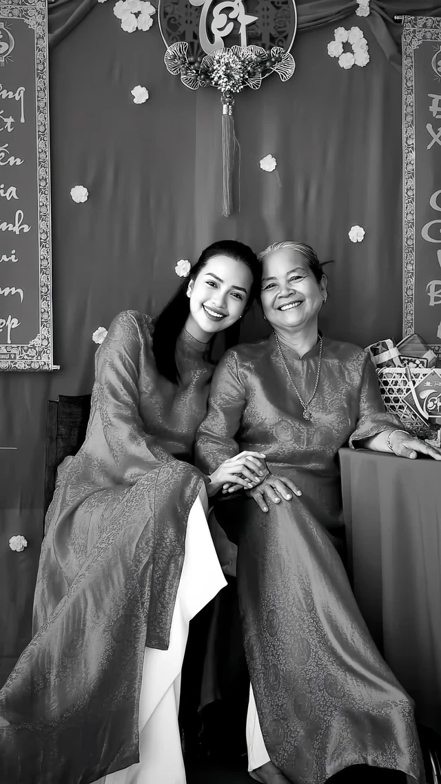 Tang lễ mẹ Ngọc Châu: Dàn Hoa hậu viếng trong đêm, chú chó đội tang xúc động - Hình 10