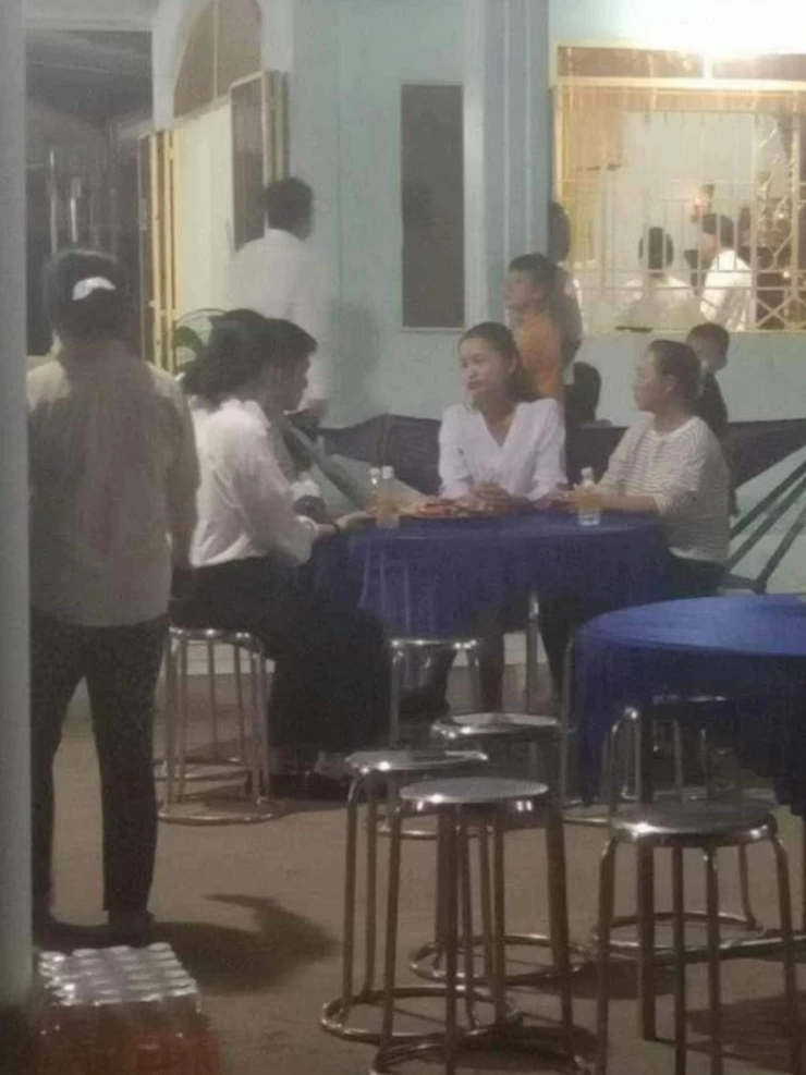 Tang lễ mẹ Ngọc Châu: Dàn Hoa hậu viếng trong đêm, chú chó đội tang xúc động - Hình 1