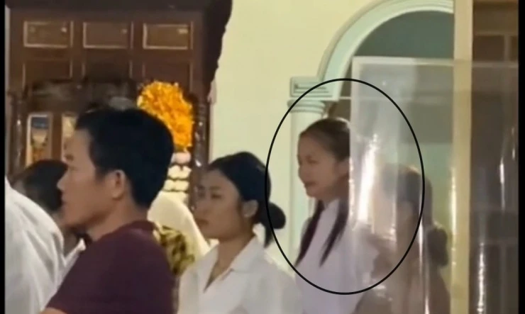 Tang lễ mẹ Ngọc Châu: Dàn Hoa hậu viếng trong đêm, chú chó đội tang xúc động - Hình 2