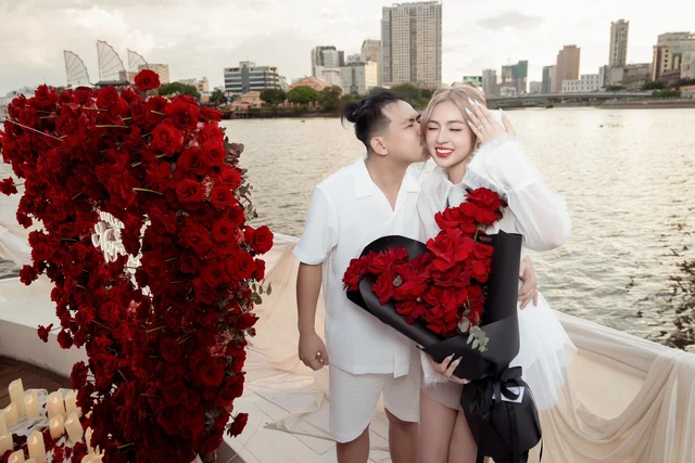 Hotgirl trứng rán Trần Thanh Tâm nhận lời cầu hôn từ bạn trai CEO ở du thuyền - Hình 2