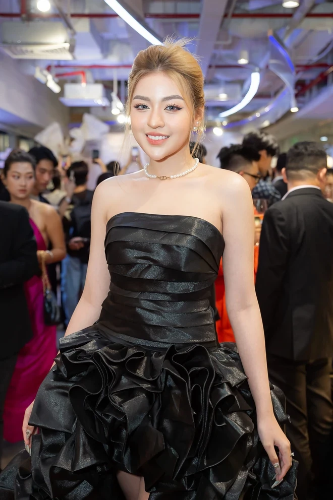 Hotgirl trứng rán Trần Thanh Tâm nhận lời cầu hôn từ bạn trai CEO ở du thuyền - Hình 6