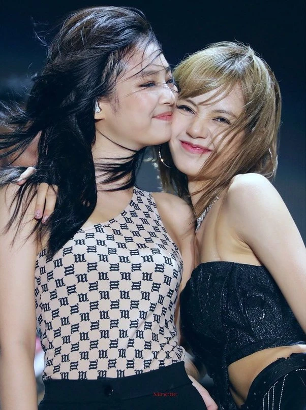 Jennie - Lisa chị chị em em cực thân thiết, antifan cố chấp chỉ là diễn - Hình 7