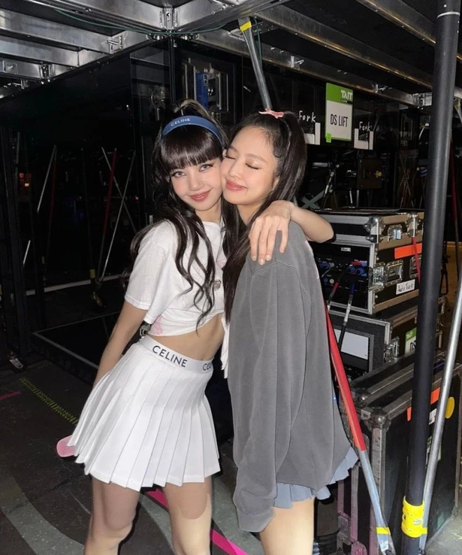 Jennie - Lisa chị chị em em cực thân thiết, antifan cố chấp chỉ là diễn - Hình 1