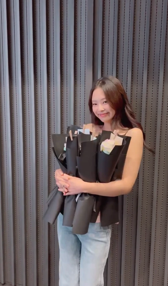 Jennie úp caption có hai chữ nhạy cảm, lộ mối quan hệ thật với 3 thành viên? - Hình 1