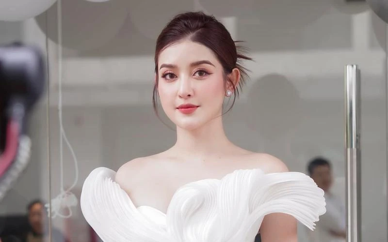Huyền My thức xuyên đêm, vung tiền săn đồ chơi giống Lisa, sức khỏe đáng lo - Hình 5