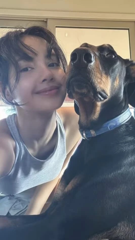 Jennie bị tóm hẹn hò tình tin đồn của Rosé, Lisa thư thả du lịch cùng bạn trai - Hình 5