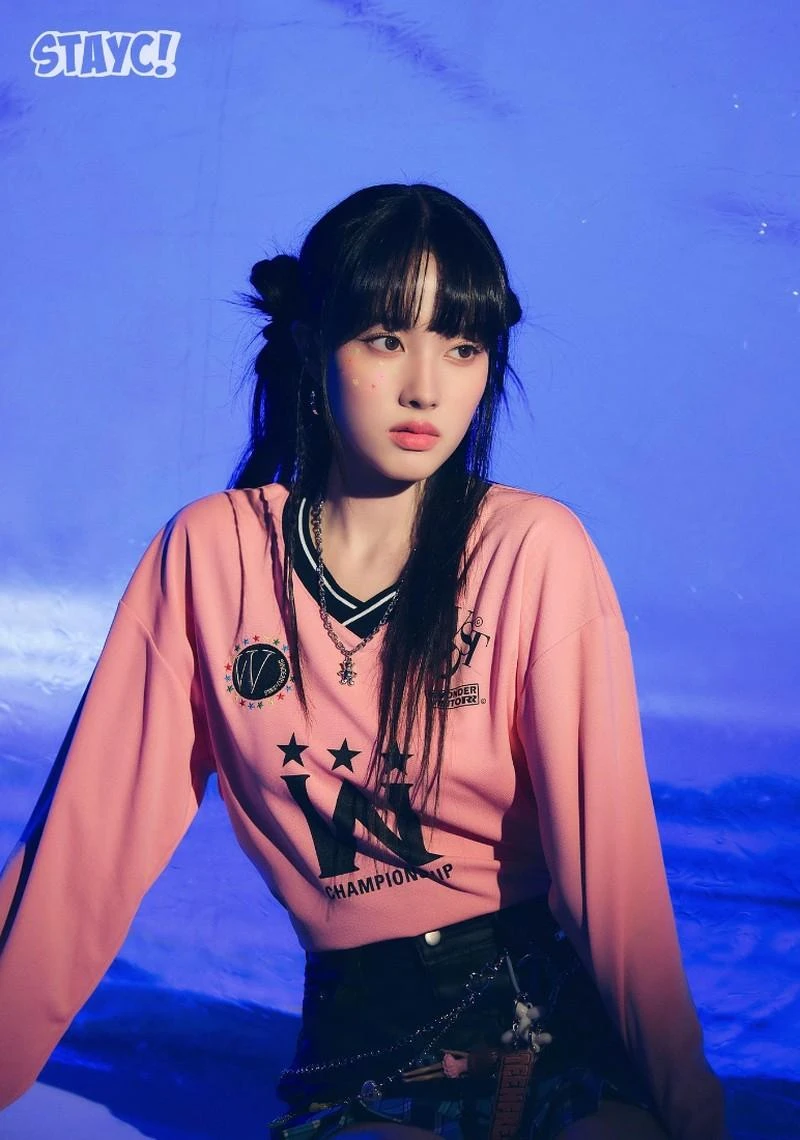 Yoon (STAYC): Đỉnh cao nhan sắc, idol 2k4 giống Lisa, oanh tạc vạn người mê - Hình 1