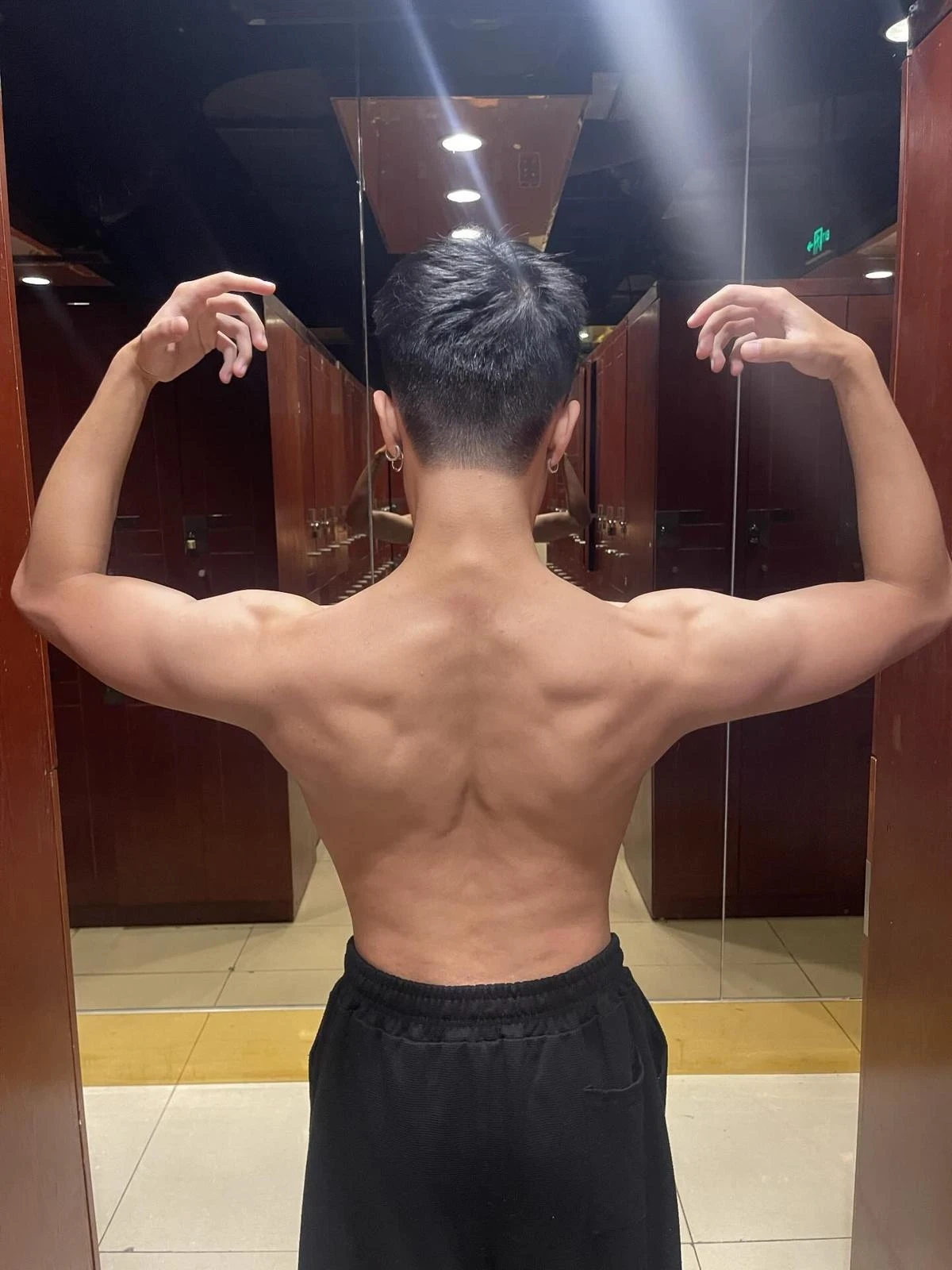 Chải Long Vũ flex body săn chắc khiêu chiến tình địch, phen này Pu mê mệt - Hình 1