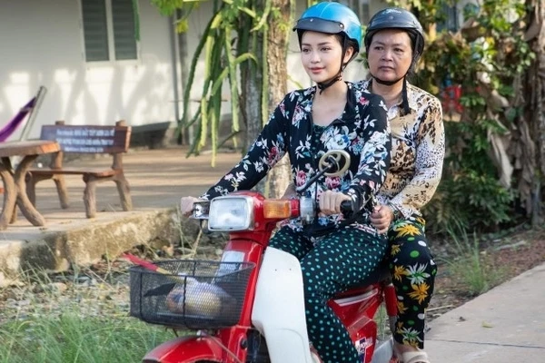 HH Ngọc Châu cười đùa trong lễ cúng má Bảy, CĐM chỉ thấy thương vì 1 chi tiết? - Hình 4