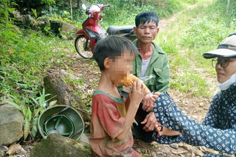 Vụ cháu bé lạc 5 ngày trong rừng: Sinh tồn thế nào, lời kể của người cứu giúp? - Hình 2