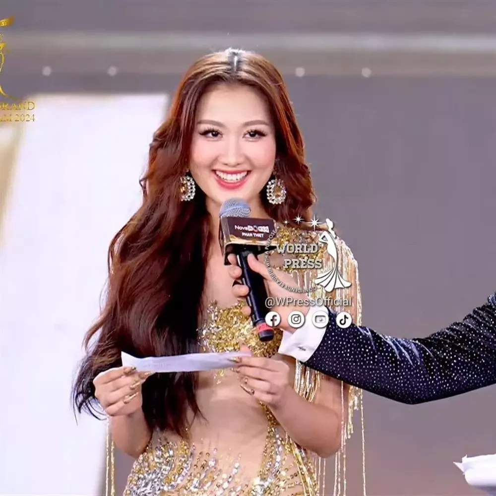 Quế Anh học cách ra nét hoa hậu, fan chỉ biết tặc lưỡi mãi chưa thấy hào quang - Hình 2