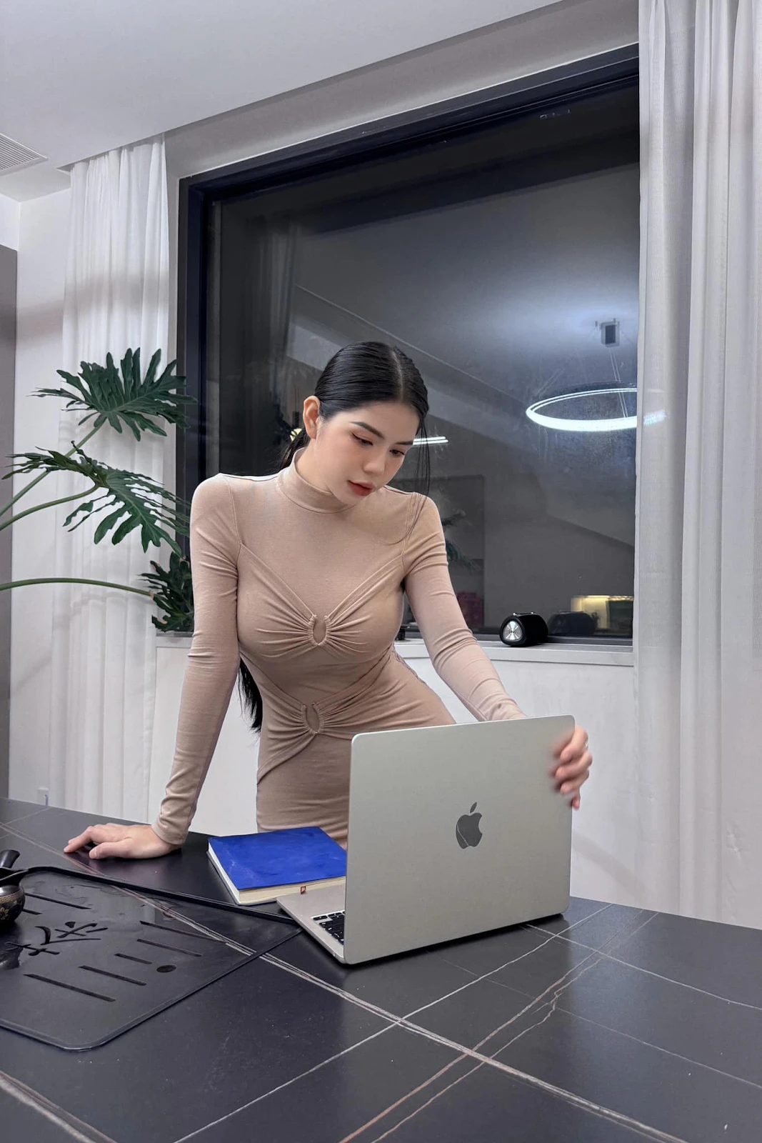 Hằng Du Mục vừa đặt chân đến Việt Nam đã có động thái với chị gái Quang Linh - Hình 5