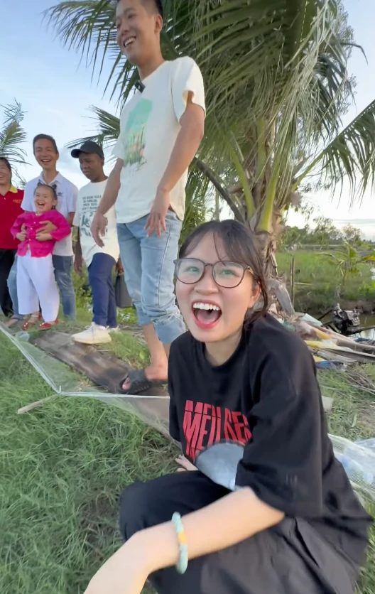 Hằng Du Mục vừa đặt chân đến Việt Nam đã có động thái với chị gái Quang Linh - Hình 2