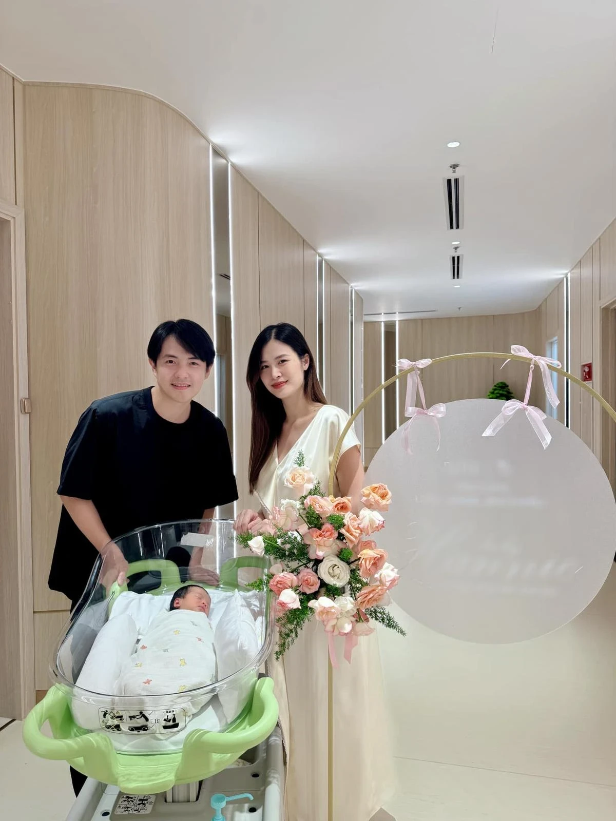 Đông Nhi khoe ảnh cùng ái nữ thứ hai xuất viện, CĐM chú ý ngay điểm này! - Hình 1