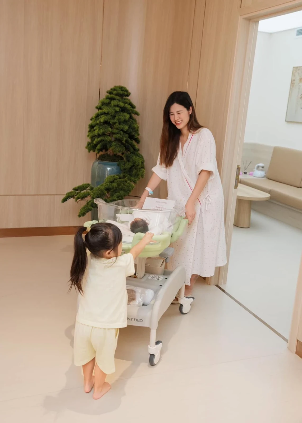 Đông Nhi khoe ảnh cùng ái nữ thứ hai xuất viện, CĐM chú ý ngay điểm này! - Hình 2