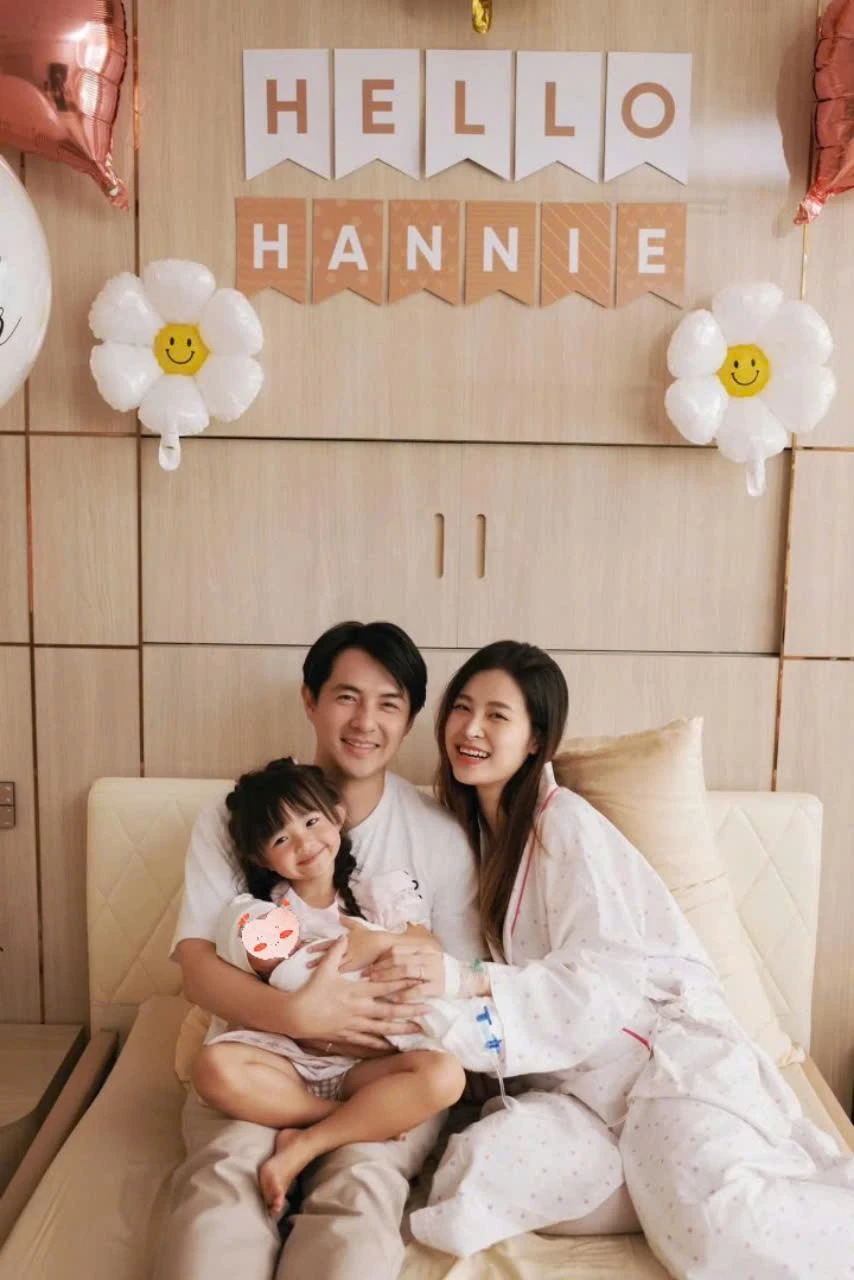 Đông Nhi khoe ảnh cùng ái nữ thứ hai xuất viện, CĐM chú ý ngay điểm này! - Hình 6