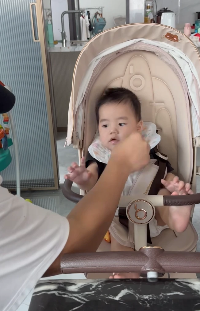 Hằng Du Mục về nước khoe clip kín, Dịch Dương bị CĐM chỉnh đốn vì 1 hành động - Hình 3