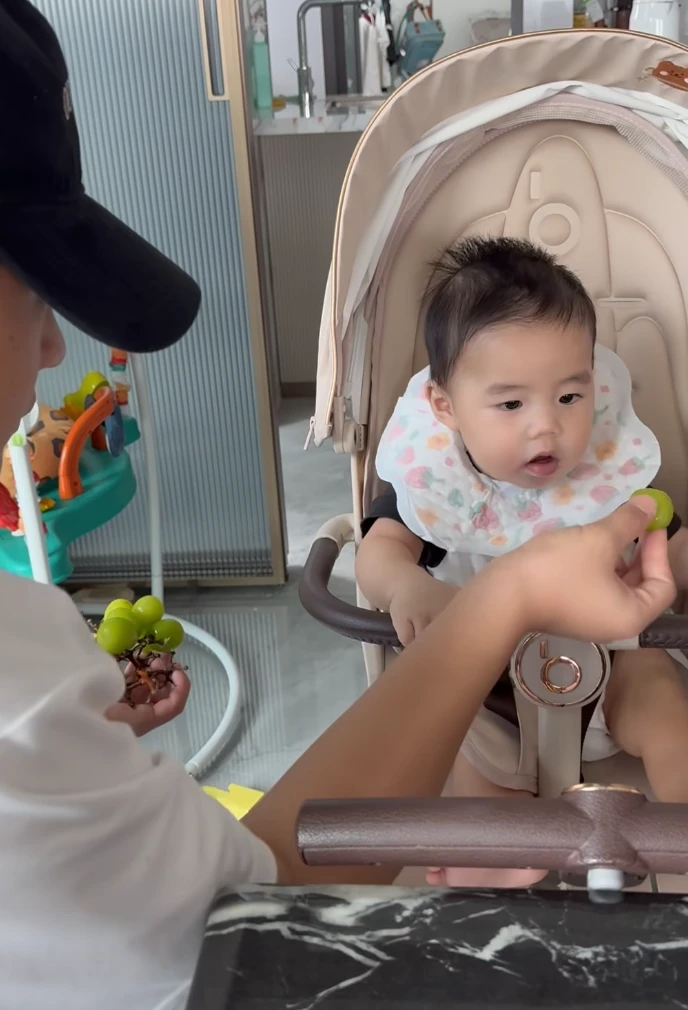 Hằng Du Mục về nước khoe clip kín, Dịch Dương bị CĐM chỉnh đốn vì 1 hành động - Hình 2