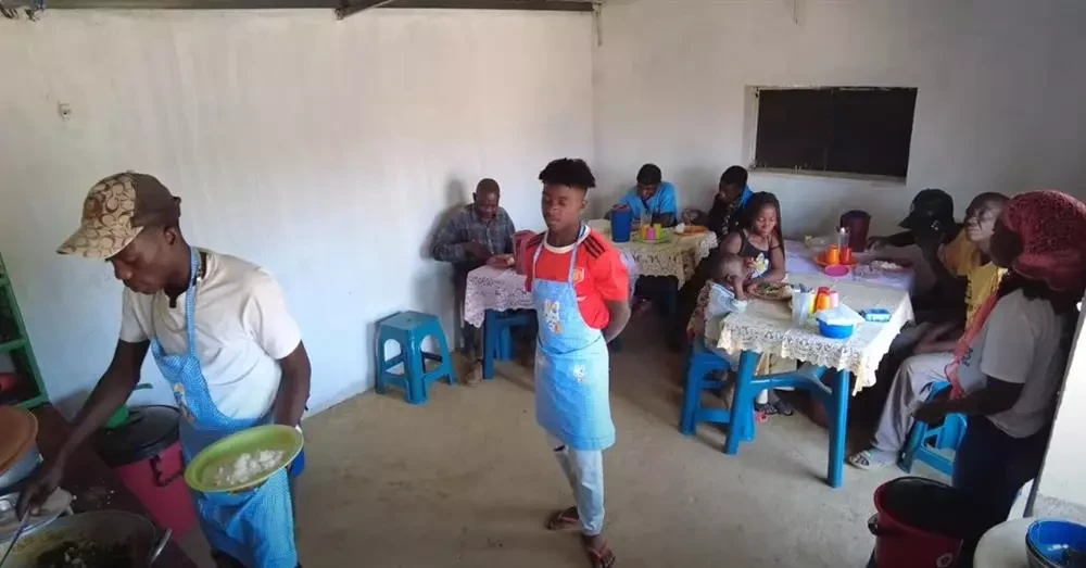 Lindo thao túng người dân Angola với 2 món Việt, khách mang xô, chậu mua về - Hình 3