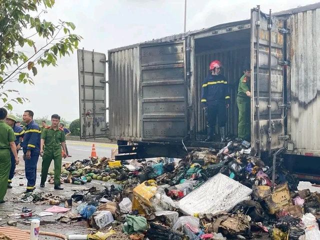 Thanh Hóa: Xe chở bưu phẩm cháy trơ khung, nhiều hàng hóa bị thiêu rụi - Hình 5