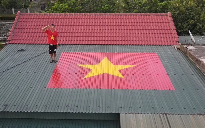 Bắt trend cờ đỏ sao vàng kiểu mới: Không cần lên nóc nhà, già trẻ đều làm được - Hình 1