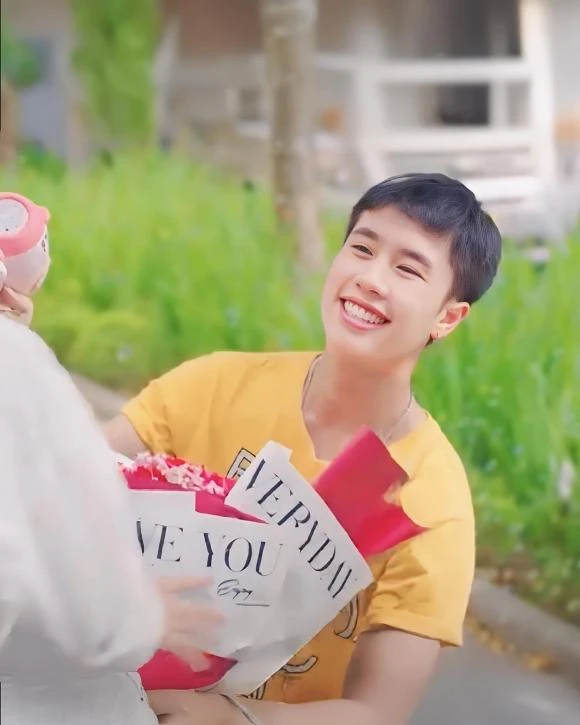 Chải từng đi đánh giày đổi đời thành thiếu gia, bị fan tung ảnh dìm thê thảm - Hình 2