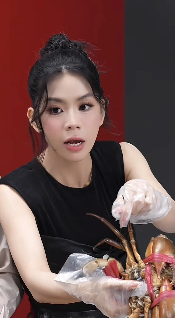 Con trai Tôn Bằng về VN hòa tan: Nhất Dương ăn sầu riêng, Dịch Dương múa quạt - Hình 1