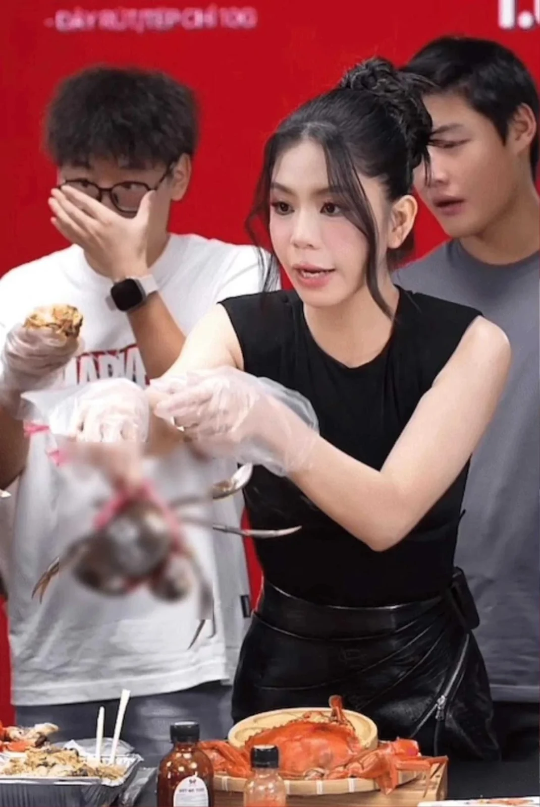 Con trai Tôn Bằng về VN hòa tan: Nhất Dương ăn sầu riêng, Dịch Dương múa quạt - Hình 2
