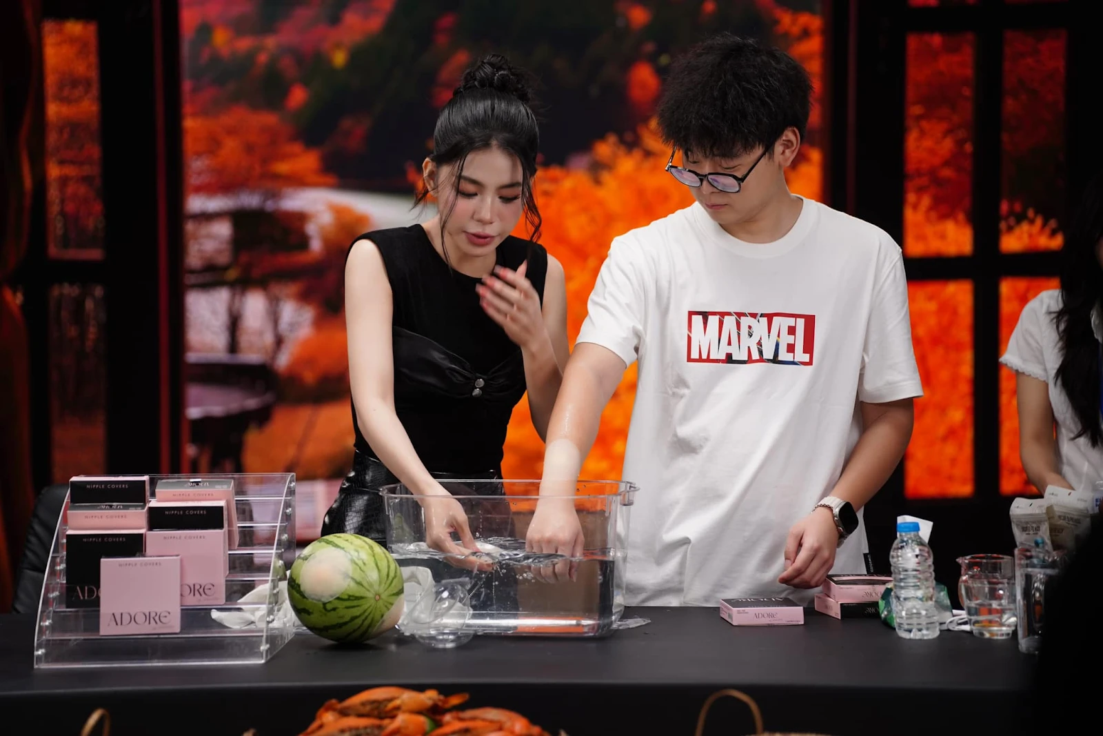 Dịch Dương bẽn lẽn trong tiệc sau mega live Hằng Du Mục, nét mặt gây bật cười - Hình 6