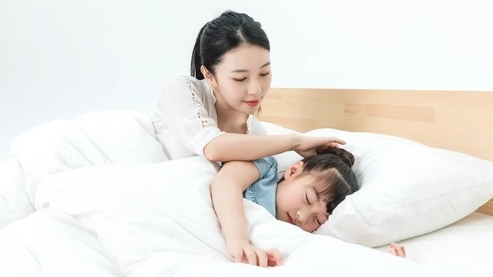 Cô bé chấy rận lột xác thành thiên thần, danh tính người đứng sau gây bất ngờ - Hình 5