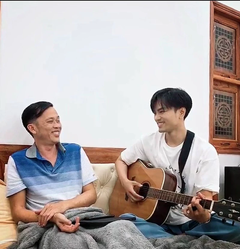 Danh tính trai 6 múi tay trong tay với HHen Niê, là người quen cũ của Hoài Linh - Hình 5