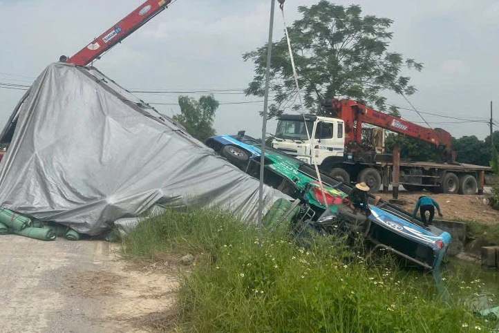 Hà Nội: Thót tim cảnh xe buýt bị tông lật xuống mương, nhiều người thoát chết - Hình 5
