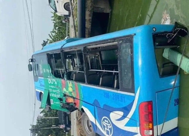 Hà Nội: Thót tim cảnh xe buýt bị tông lật xuống mương, nhiều người thoát chết - Hình 4
