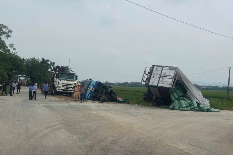 Hà Nội: Thót tim cảnh xe buýt bị tông lật xuống mương, nhiều người thoát chết - Hình 3