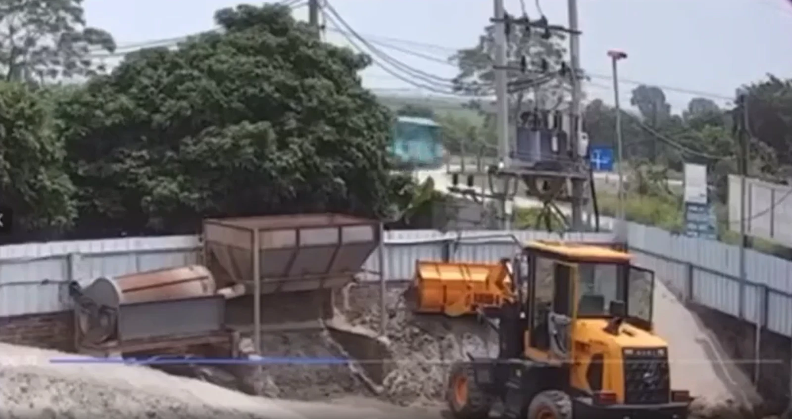 Hà Nội: Thót tim cảnh xe buýt bị tông lật xuống mương, nhiều người thoát chết - Hình 1
