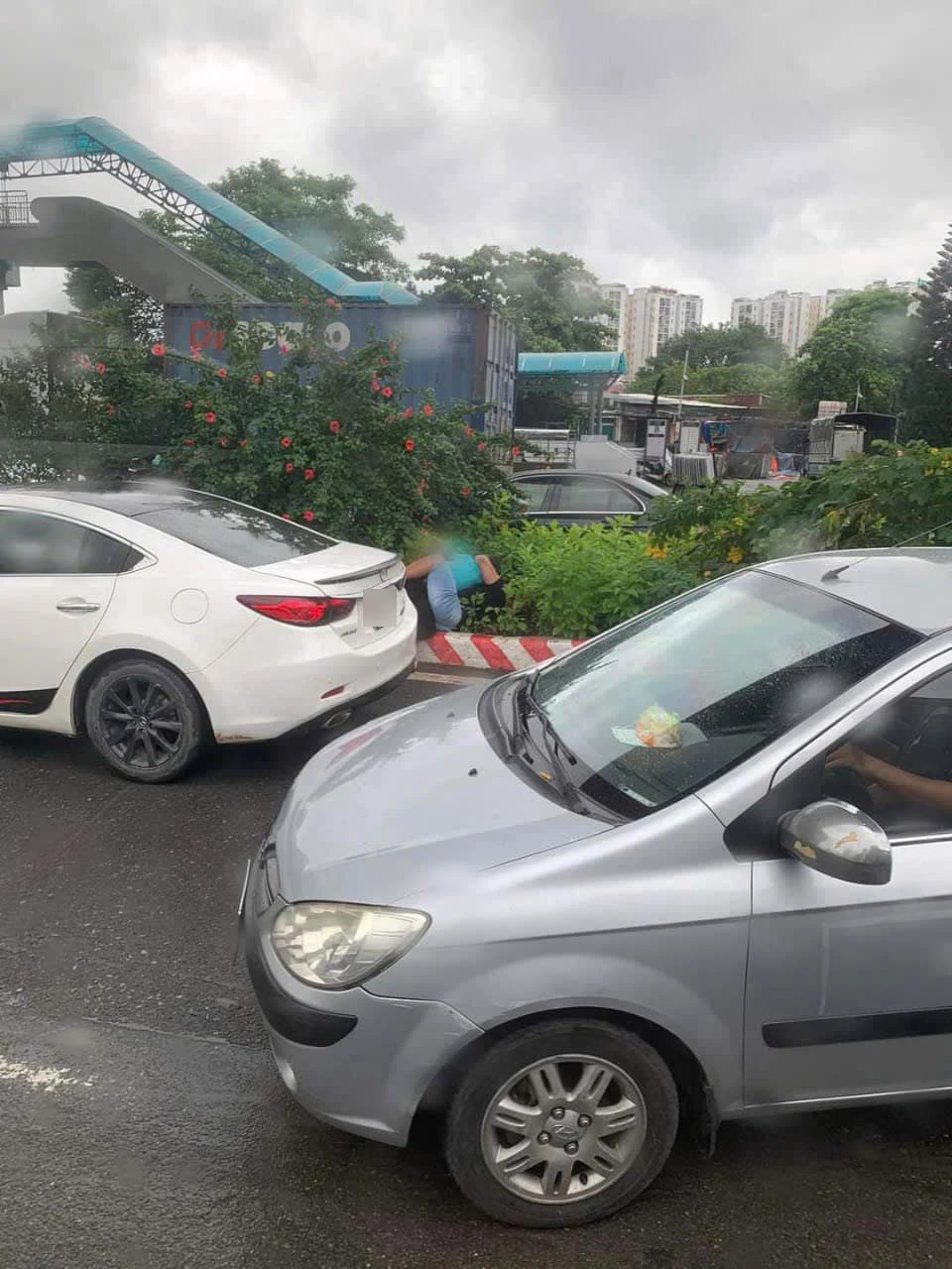 Hà Nội: Thót tim cảnh xe buýt bị tông lật xuống mương, nhiều người thoát chết - Hình 7
