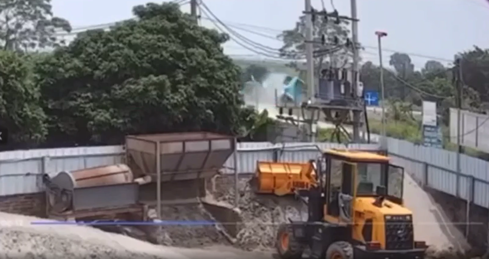 Hà Nội: Thót tim cảnh xe buýt bị tông lật xuống mương, nhiều người thoát chết - Hình 2
